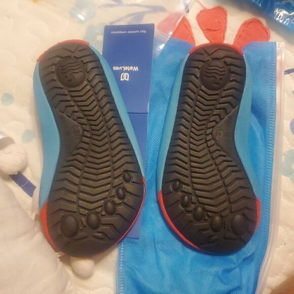 NEW WITH TAGS KIDS WATELVES WATER SHOES - Picture 3 of 5